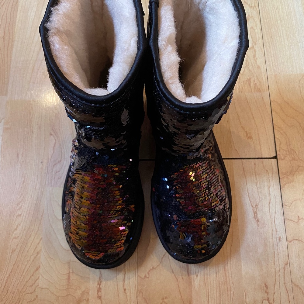 Woman’s size 7 New sparkly uggs